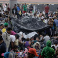 Rocían con insecticida a la caravana de migrantes Lluvia sobre la caravana en Tapachula. Foto: Tragameluz