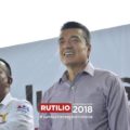 Rutilio Escandón, gobernador electo de Chiapas, con Manuel de Jesús Carpio Mayorga, presidente de Amatán. 