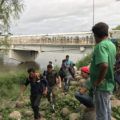 A paso hormiga, miles de migrantes cruzaron la frontera mexicana. Foto: Ángeles Mariscal