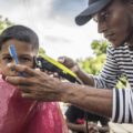 El peluquero de la caravana migrante. Foto: Diana Manzo