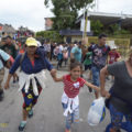 Una familia corre luego de cruzar la primera puerta del lado guatemalteco. Foto: Tragameluz