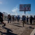 Estados Unidos rocía gases en territorio mexicano para contener a migrantes - Por Javier Bauluz (1)