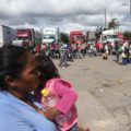 La mamá migrante decidió no seguir y se llevó a sus hijos pegaditos a sus piernas, despacio, hacia un albergue instalado en Ciudad Isla.