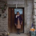 Angeles Cruz Montiel defiende su territorio y la “sagrada agua” desde su cocina, donde da de comer a las personas que se organizan para impedir el paso a las camionetas de la minera | Fotos y video: Marlene Martínez.