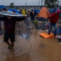 Las lluvias convierten el albergue de la caravana migrante en un lodazal inhabitable.

Por Javier Bauluz