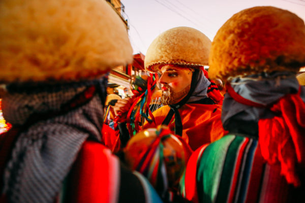 Son cientos, tal vez miles. Con sus cabelleras amarillas y sus largos sarapes colorados inundan las calles de un pueblo que durante dos semanas se olvida de todo y se vuelca por completo para recordar a Maria Angulo y alimentar como cada año su tradición. Uno los ve, los escucha. Uno se confunde entre las docenas de máscaras de piel rosada y grandes barbas.