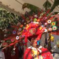 Los hombres que danzan con penachos de plumas rojas representan al sol. Foto: Sandra de los Santos.