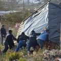 Policías retiran viviendas improvisadas del predio Magaly en Berriozabal. Foto: Cortesía