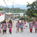 Contra todo prejuicio, las amigas caminan por el centro de Zacualpan, con sus huipiles: “Estamos orgullosas de nuestra lengua ñomdaa”