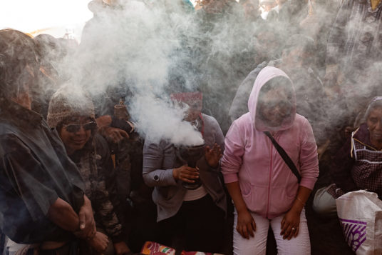 Regresó nuevamente la vista a la fotografía, sintió como si hubiera una conexión especial entre el recuerdo de las ancestras y ese aroma a copal que continuaba percibiendo