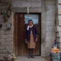 Angeles Cruz Montiel defiende su territorio y la “sagrada agua” desde su cocina, donde da de comer a las personas que se organizan para impedir el paso a las camionetas de la minera / Foto: Marlene Martínez