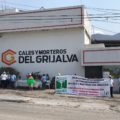 *Diversas colonias protestaron a las afueras de la empresa para exigir a las autoridades actuar conforme a derecho, salvaguardar su salud y derecho humano a un medio ambiente sano. 
Habitantes de diferentes colonias de Chiapa de Corzo, cercanas a “Cales y Morteros del Grijalva”, exigieron el cese de operaciones de la empresa debido a que les es vulnerado su derecho humano a un medio ambiente sano, argumento respaldado por la Comisión Nacional de los Derechos Humanos (CNDH) en su recomendación número 12. 
La CNDH señaló omisiones al Gobierno de Chiapas y de la Secretaria de Medio Ambiente y Recursos Naturales (Semarnat) por permitir que la empresa labore, pese a que la zona se encuentra legalmente como protegida. Por tanto, permitir la operación pone en riesgo el área natural protegida y la salud de los pobladores cercanos.
Laura Alicia Santiago Molina, integrante del Movimiento “Salvemos al Cañón del Sumidero” aseguró que después de 17 años de lucha, se da un primer paso para respaldar las afectaciones que ha hecho la empresa, con el aval de un organismo nacional. Donde la empresa ha realizado trabajos de extracción desde su primera licencia en 1999 y en las dos renovaciones de 2006 y 2016, 
Santiago Molina explicó que la lucha de los vecinos y vecinas es por un medio ambiente sano, ahora esperarán las actuaciones de las autoridades estatales y federales a que se pronuncien al respecto y defiendan a la población.
“Afirmamos que en ningún momento la empresa ha dejado de operar, a pesar de lo que diga Profepa de que las operaciones fueron canceladas, siempre han trabajado” mencionó.
La vecina manifestó que en las últimas fechas han documentado que las operaciones se han intensificado, ya que el olor a combustóleo se encuentra presente todo el día, de hecho, en las noches llega a ser insoportable. 
Los habitantes expresaron que si bien la empresa ya no utiliza dinamita, las extracciones las hacen con un brazo hidráulico. 
Santiago Molina finalizó “es tiempo de que la problemática se solucione definitivamente, sabemos que la recomendación no es una determinante para que se cumpla, pero sino buscaremos la Comisión Interamericana de Derechos Humanos, no pararemos hasta salvaguardar la vida de las futuras generaciones”. 
Recomendación 

En abril, la Comisión determinó que no cuenta con sentencia o pronunciamiento formal mediante el cual se haya declarado la ilegalidad o invalidez de dicho hecho, o se haya modificado o dejado sin efectos por autoridad competente.
Ahondó que ante el incumplimiento de una conciliación por la violación al derecho humano a un medio ambiente sano, y la falta de acciones para garantizar la protección y preservación del Parque Nacional “Cañón del Sumidero” y sus alrededores, en agravio de habitantes del municipio de Chiapa de Corzo.
El Organismo Nacional detectó que las autoridades involucradas no han desarrollado las acciones necesarias para la efectiva protección del patrimonio cultural y natural que conforma el Parque Nacional “Cañón del Sumidero”, por los impactos ambientales negativos ocasionados sobre los ecosistemas terrestres y la atmósfera, por la actividad de una empresa, siendo Cales y Morteros del Grijalva, dedicada a la extracción y procesamiento de cal, además de que se pone en riesgo la salud de quienes habitan en las inmediaciones.
Sobre esto, acreditó la violación al derecho humano a un medio ambiente sano, por lo que se llevó a cabo Conciliación con la Semarnat, la Comisión Nacional de Áreas Naturales Protegidas (CONANP) y el Gobierno del Estado de Chiapas, que no fue atendida en su totalidad, por lo que se determinó la reapertura del expediente.
Aceptación federal
Por su parte, Adrián Méndez Barrera, Director de la Frontera Sur, Istmo y Pacífico Sur de la Comisión Nacional de Áreas Naturales Protegidas (Conanp) detalló que la recomendación 12/2019 de la Comisión Nacional de Derechos Humanos (CNDH) evidenció interés, omisiones y corrupción al dejar operar sin ningún permiso a la empresa Cales y Morteros del Grijalva, que se encuentra dentro del Parque Nacional “Cañón del Sumidero”. 
Ante ello, Méndez Barrera explicó que por parte de la Semarnat ya se aceptó tal recomendación, por lo que, desde las oficinas de la Conanp en Chiapas se esperan realicen en próximos días las instrucciones que dirija la institución federal.
Por lo que, aún queda pendiente la respuesta y aceptación de dicha recomendación por parte del Gobierno de Chiapas. 


