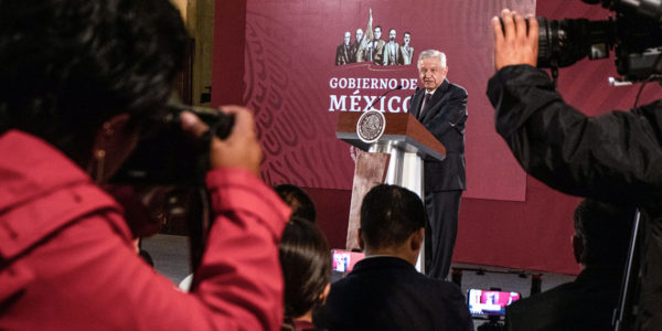 En los escasos seis meses que lleva Andrés Manuel López Obrador (AMLO) como  Presidente de México, se ha construido un escenario en el que el discurso de sus opositores asume dimensiones en las que pereciera desvelarse una disputa por la verdad política, independientemente de su  contexto. 