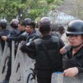 Filas de decenas de policías que acordonaban el lugar, bajo su mano escudos y en su mirada veían a las personas retirar sus pertenencias.