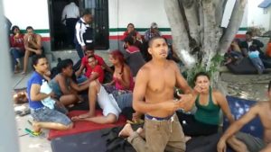 500 migrantes denuncian hacinamiento en instalaciones del INAMI en Tuxtla Gutiérrez