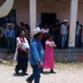Visten de mujer al alcalde y síndico de Huixtán