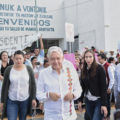 el presidente junto con el gobernador del.estado a.su llegada a la clinica de campo de san felipe ecatepec. Entre diversos grupos de manifestantes el presidente se acerco a saludar.