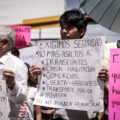 Ciudadanos se sumaron a la movilización.
Comunicadores realizaban pancartas.

Foto: Francisco López Velásquez.