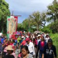 *Respaldados por diversas iglesias, los habitantes exigieron justicia para la niña Rosa, al mismo tiempo, denunciaron el desabastecimiento de medicamentos y doctores para el municipio.
Más de mil habitantes del municipio de Huitiupan salieron a marchar este lunes con el objetivo de exigir su derecho a la salud debido al desabastecimiento de medicamentos y personal médico que persiste desde hace meses en el municipio, al mismo tiempo, pidieron justicia por “Rosa”, una menor que fue violada y asesinada. 
Acompañados de las parroquias de los municipios de El Bosque, Simojovel y Amatán, los mil habitantes salieron a marchar para denunciar públicamente la violación y muerte de Rosa, quien fuera interceptada en las calles del municipio para posteriormente ser violada por 4 personas que hasta el día hoy sigue libres, producto de las agresiones recibidias, Rosa falleció. 
Además, denunciaron la falta de doctores y medicamentos en las clínicas de las comunidades, donde desde hace meses se encuentran sin medicamentos ni personal médico que puedan brindar la atención requerida. 
“Nosotros somos de comunidades pobres, nos cuesta mucho salir a las cabeceras municipales para buscar los servicios médicos públicos y todavía nos cuesta más poder pagar a un médico particular y comprar los medicamentos que necesitamos” comentaron. 
Ante ello, exigieron a las autoridades correspondientes voltear la mirada hacia las comunidades. Agregaron “estamos cansados de tantas mentiras, estamos cansados de escuchar propuestas vacías mientras nuestros familiares fallecen por falta de atención médica. Muchos son los casos de muerte en nuestras comunidades a causa de falta de atención”.
Los habitantes dijeron que la salud es un derecho al que todo ciudadano debe acceder, pero en sus comunidades este tema está muy lejos de significar un derecho, por el contrario, enfermarse en la comunidad, en muchos casos, es signo de muerte. 


