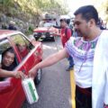 Vestido de mujer, alcalde de Huixtán es obligado a botear por incumplir