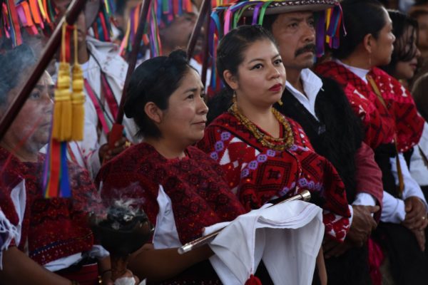 Por Araceli Burguete Cal y Mayor. Por primera vez en la historia de Chiapas, la Constitución del estado reconoce los derechos de libre determinación y autonomía, de los pueblos indígenas en el estado. Reconoce el derecho al autogobierno, a sus formas de organización política, a sus sistemas normativos indígenas, y a su autodeterminación política, todo esto en un marco general de autonomía indígena. En segundo lugar, pero no menos importante, es la conquista de los derechos de la paridad entre los géneros en la vida indígena, como un reconocimiento jurídico a la participación política de las mujeres, a participar en la vida pública al derecho a votar y ser votada y al ejercicio de la paridad sin violencia.