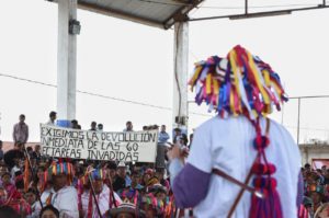 En este texto nombraré Indigenismo a una política de Estado diseñada para asimilar a las culturas de los pueblos originarios a una supuesta cultura nacional, basamento del nacionalismo mexicano. Por supuesto, el indigenismo tiene antecedentes antes de llegar a ser un diseño programático, cimentado en una teoría elaborada por los antropólogos a partir del triunfo de la Revolución Mexicana iniciada en 1910.