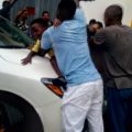 Migrantes africanos protestan durante visita de de titular de ACNUR