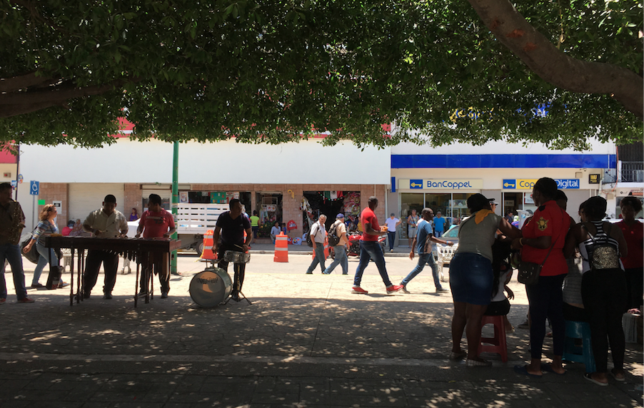 Por Daniel Villafuerte Solís. Mientras los migrantes haitianos aguardan la resolución de la COMAR para ser o no ser reconocidos como refugiados, tratan de sobrevivir: los hombres se abocan al comercio (venta de accesorios para teléfonos celulares, equipos de sonido, agua, refrescos) también están vinculados a la rama de la construcción como peones. Las mujeres ocupan algunas calles de la ciudad de Tapachula, hacen “rastas” en el parque central con un costo que va de 50 a 200 pesos, dependiendo del modelo; otras opciones laborales de las haitianas son el trabajo en cocinas, lavando platos y ayudando a actividad para elaborar alimentos.
