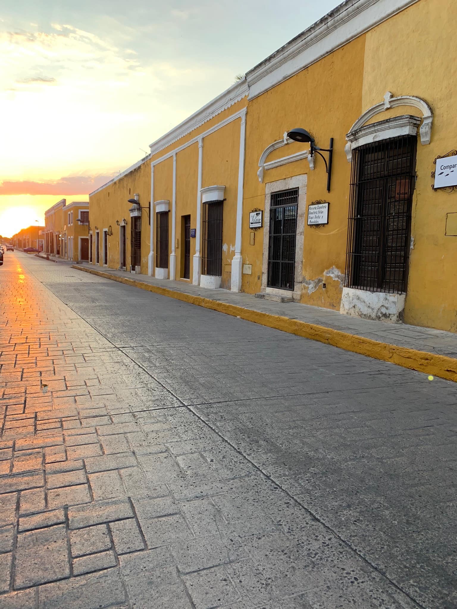 Siguió su paso y se halló en la calle de los encuentros, así la había nombrado, le trajo a la mente la vez que le contó a su amigo Jerónimo que vivía en otro estado, que la vista de la ciudad era hermosa desde ahí, porque la calle estaba ubicada en lo alto y la ciudad se apreciaba  muy bien.  Y tiempo después habían recorrido juntos ese espacio.  