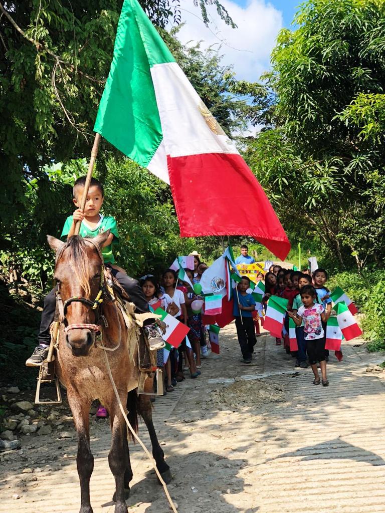 Chiapas sí exige un cambio estructural. Promesa y esperanza se agotaron, para gestar, en más de treinta años de neoliberalismo, procesos de descampesinización que no sólo provocaron una anárquica dinámica migratoria campo-ciudad, sino también una alteración de modos de vivir, de pensar e imaginar.