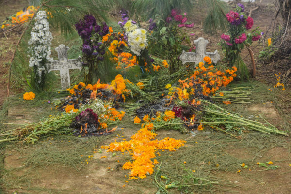 Aroma de copal, colorido de flores, ofrendas diferentes, papel picado con motivos alusivos a catrinas o frases que refieren a día de muertos, son algunos de los distintivos que pueden apreciarse en cada inicio del mes de noviembre, con ellos  se preparan los altares para honrar la memoria de los seres queridos que partieron físicamente pero que permanecen en las mentes y corazones de quienes los seguimos recordando y amando.