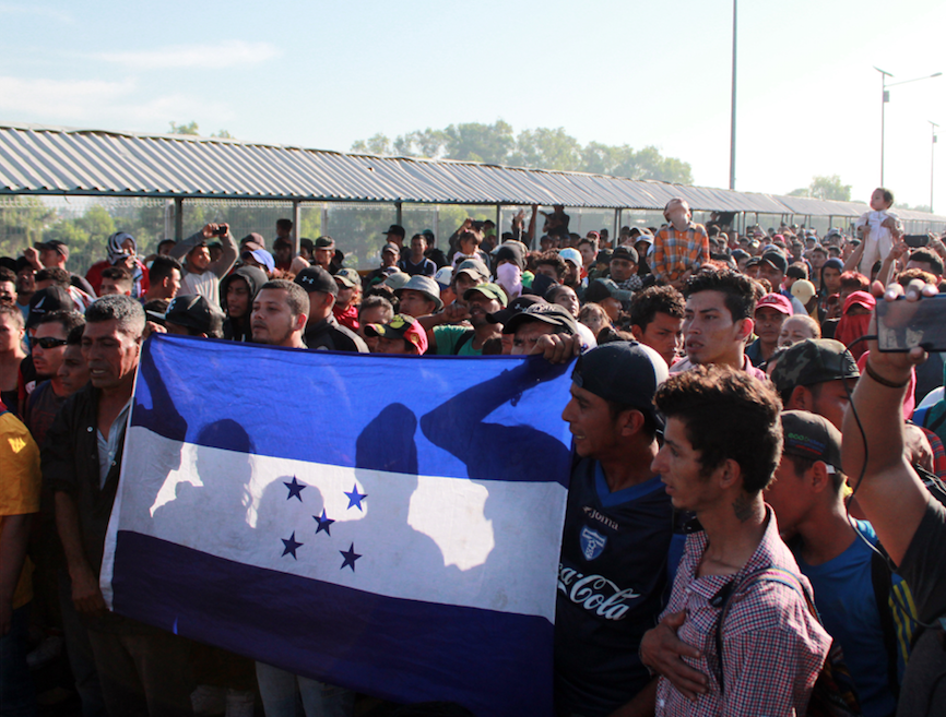 Una endeble estructura económica, basada en la industria maquiladora y productos primarios, bajo una lógica extractivista y concentradora; impactos brutales de fenómenos hidrometereológicos; empleos precarios; violencia estructural y cotidiana; exclusión social y política. En conjunto, todos esto elementos configuran un panorama sombrío para el país y para miles de familias que se ven obligadas a salir de su lugar de residencia.