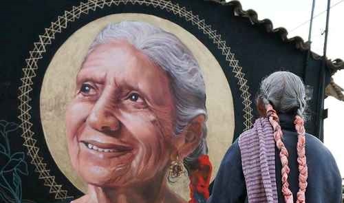Los surcos de la felicidad Lucrecia observó el rostro de doña Irene, no se había percatado antes que las arrugas que se dibujaban en él justamente hacían referencia a un rostro que no mostraba facciones de enojo, por el contrario, estaba marcado en él un semblante grato, de armonía con la vida.