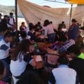 En Ocozocoautla, estudiantes improvisan escuela con lonas para recibir clases