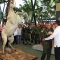 Rutilio Escandón le regala escultura de 100 mil pesos a Comandante de la VII Región Militar
