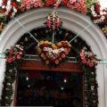 De Zinacantán proviene el esplendor de las decoraciones florales en cada festividad Cortesía: Iguana Hostel