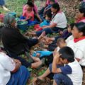 Mujeres, niños y adultos mayores refugiados en la montaña. Cortesía: FRAYBA.