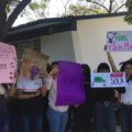 Comunidad estudiantil en el marco de la conmemoración del Día Internacional de la Mujer.