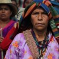 Una mujer integrante del Consejo de Ejidos y Comunidades Opositoras a la Presa La Parota marcha en Chilpancingo por la presentación con vida de los 43 normalistas desaparecidos de Ayotzinapa y por la libertad de los presos políticos del estado. Foto: Alaide Martínez