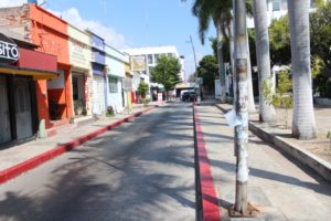 En efecto, son la mitad de todo. Calles desiertas, menos gente en la ciudad y la universidad literalmente paralizada. Hubo una especie de silencio, donde solo las miradas entre hombres y nuestros susurros (no sé por qué, pero pareció que muchos de nosotros hablábamos en voz baja) parecía comprender que estábamos solos.