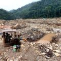 Maquinaria de mineros ilegales en el sector de Santa Isidora, zona de amortiguamiento de Amarakaeri en Perú. Foto: FEMA Madre de Dios.