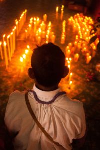 Hace lustros que los antropólogos se preguntaron cómo explicar los orígenes del poder. Trabajando en África y en Asia en los territorios coloniales de sus países, los antropólogos observaron con detenimiento y por tiempos prolongados, la forma de vivir de muchos pueblos a los que calificaron de “primitivos” en referencia a que lo que observaban eran las “primeras formas” de vida Cultural.