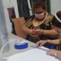Mujeres zapotecas elaboran mascarillas de protección y las donan a personal médico