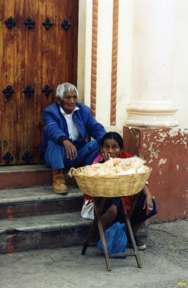 De pronto su mirada se posó en un pequeño canasto lleno de chicharrines, palomitas, justo estaba más adelante de donde ella se sentó.