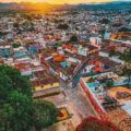 Calles empedradas y colorido Templo de San Caralampio en Barrio La Pila Cortesía: David Muñiz