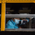 Un migrante guatemalteco mira a través de la ventanilla de un autobús después de ser deportado de Houston, Texas, EEUU, junto a otros 74 migrantes, el lunes 4 de mayo del 2020. Foto\Oliver de Ros