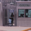 Un niño se acerca al portón de entrada de la prisión de máxima seguridad El Pozo para conversar con los militares que resguardan la entrada. Municipio Ilama, Departamento Santa Bárbara, 8 de abril de 2018. Foto\Martín Cálix