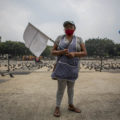 Una mujer sostiene una bandera blanca como símbolo de que necesita ayuda o alimentos, en el parque central de Ciudad de Guatemala, el 13 de mayo de 2020. Foto\Oliver de Ros