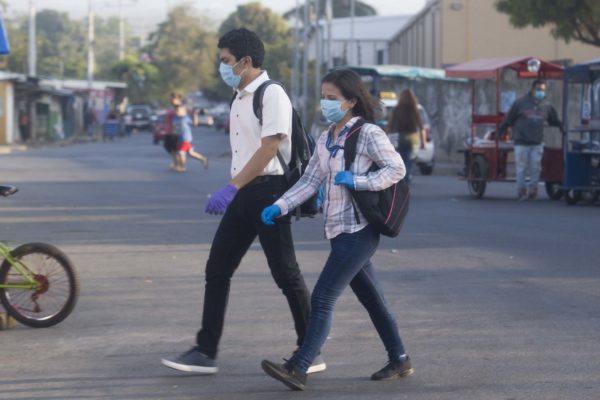 Hago cálculos y ¡Esto no puede ser! digo para mis adentros. He tardado apenas dos horas con treinta minutos... sin previa cita, con tanta gente y en plena efervescencia del maldito virus.