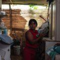 La guatemalteca Elizabeth Tambriz es trabajadora doméstica, una de las 250,000 mujeres que limpian, cocinan y cuidan niños para ganarse la vida. Foto\Julio Serrano Echevarría